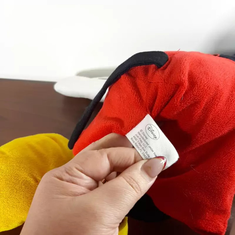 عروسک پولیشی میکی موس بزرگ. جنسش مخمل بسیار با کیفیت،ساخت برند دیزنی،قابل شستشو.مناسب تزئین اتاق و آتلیه عکاسی.