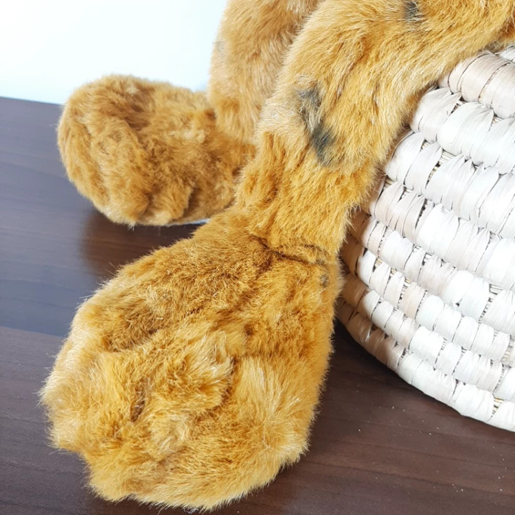 عروسک ببر پا گنده آلمانی با خز سوزنی طبیعی ، بسیار زیبا و با کیفیت . پاهای بزرگ شنی داره دماغ پاستیلی