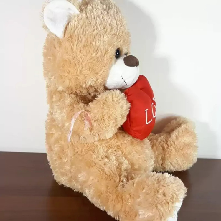 عروسک تدی خرسه بسیار زیبا و با کیفیت از برند teddybear قلب مخملی بزرگ دستشه ، جنس خزش ابریشمی.