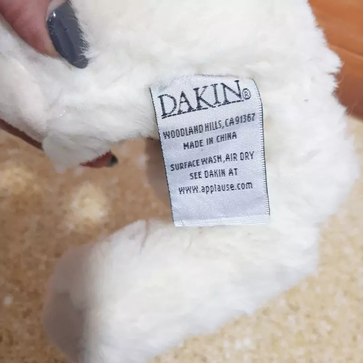 عروسک پولیشی خرس سفیدفوووووق العاده با کیفیت و زیبا از برند معتبر darkin.پاپیون مخمل زرشکی براق زده بسیار زیباست.