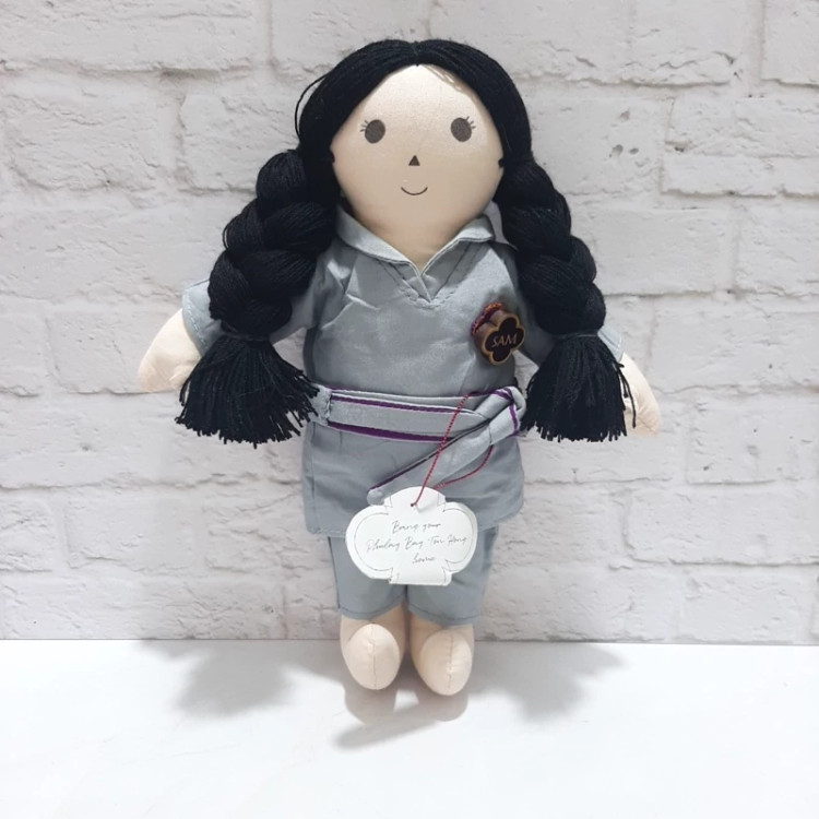 عروسک خارجی دخترک پارچه ای تگ دار