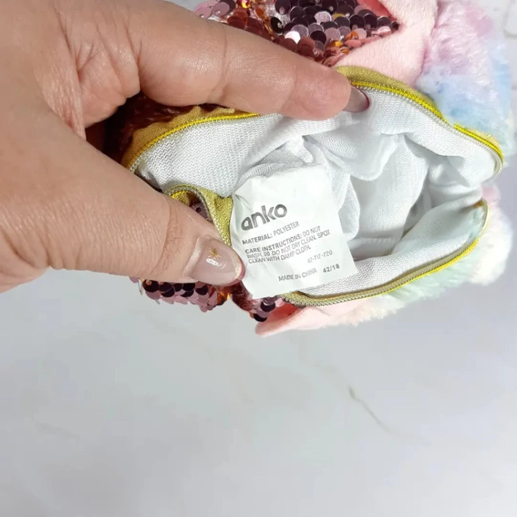 عروسک کیف بستنی پولک برگردون بسیار زیبا و با کیفیت از برند آنکو پشتش زیپ داره جای لوازم کوچیک هست.