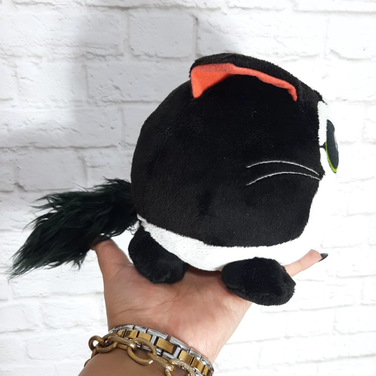 عروسک اسکوبیش گربه پینوکیو.بسیاااار زیبا و با کیفیت.جنسش مخمل لطیف،اجزای صورتش گلدوزی شده هستند،قابل شستشوست.